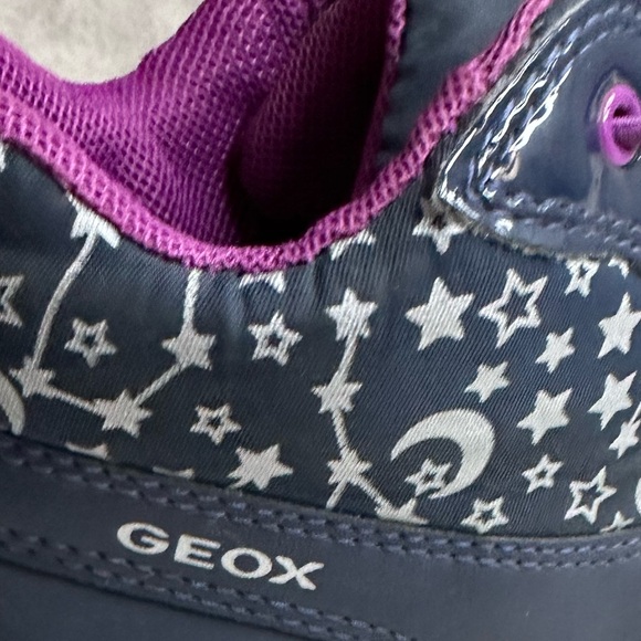 Kids Geox waterproof shoes size UK- 1 1/2 EUR- 34 US-3 - Picture 2 of 3